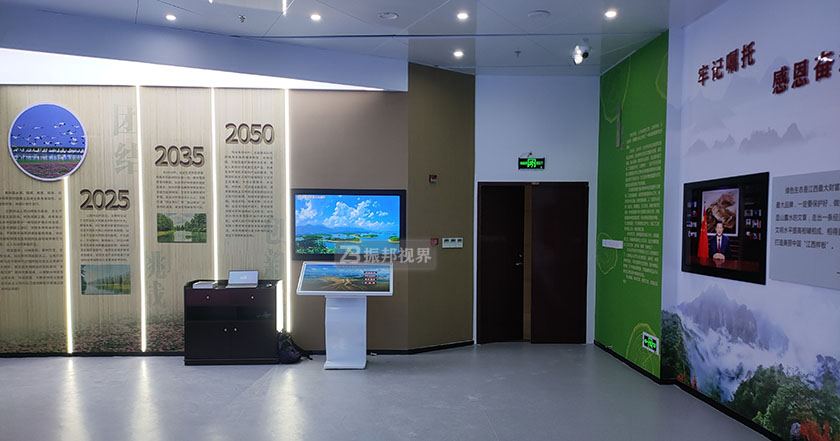 企业展厅中的双屏联动系统