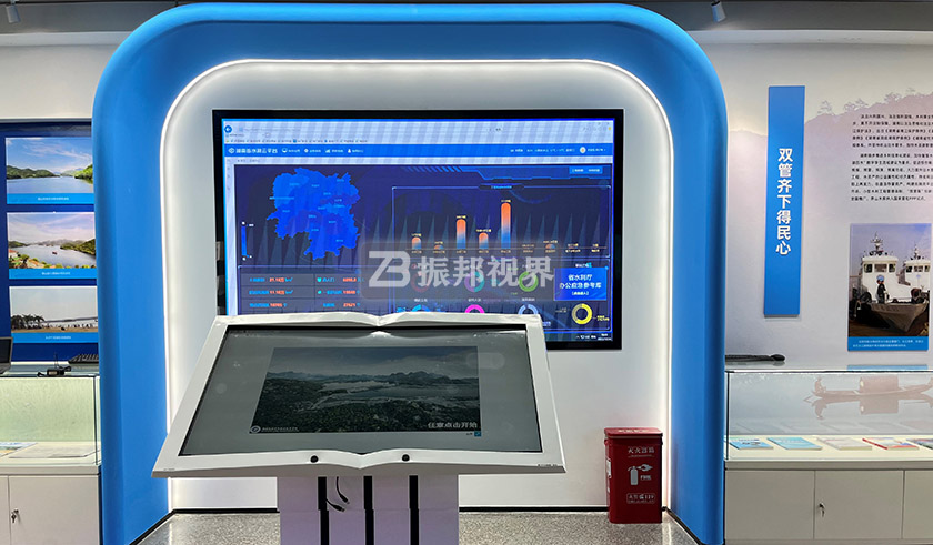 展厅内的触摸查询一体机