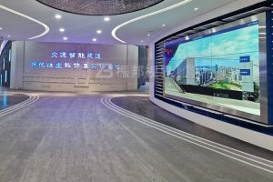 交通安全体验馆中的哪些多媒体互动，能帮助人们解读交通规则？
