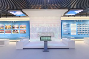 针对不同规模展厅，折幕沉浸式解决方案的定制化难点该如何应对？