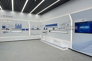 在追求极致沉浸感的展厅中，多媒体技术的具体运用策略是怎样的？
