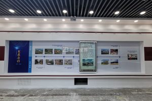 嵌入式轨道与多点位屏幕联动，打造自定义的模块化数字展陈方案。