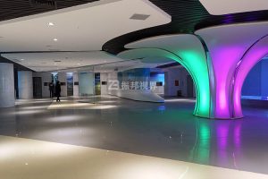 如何设计一个既前沿又实用的智慧城市多媒体互动展示空间？