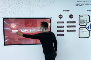 哪些交互装置能提升公司展厅的科技感与用户体验？方案如何落地？